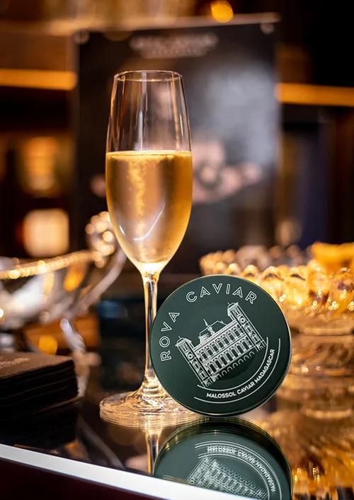 Coupe de champagne et boîte de caviar