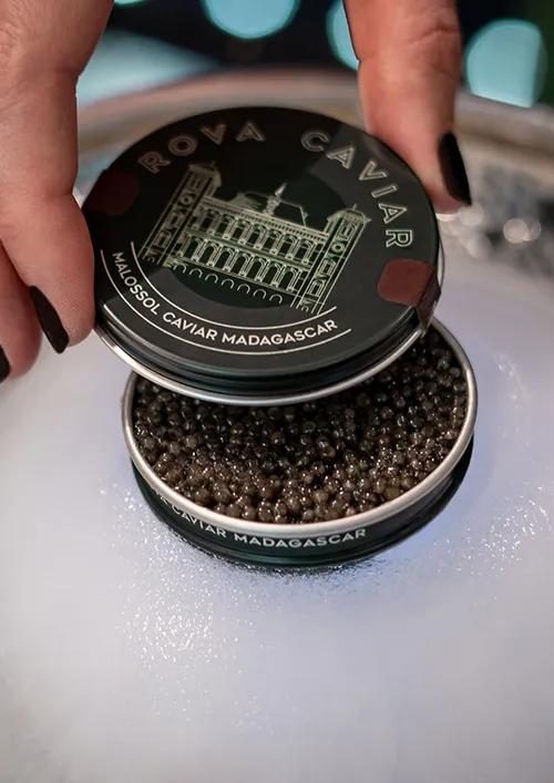 Ouverture de boîte de caviar Osciètre sur dôme de glace